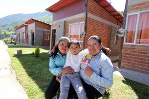 El director provincial del Ministerio de Infraestructura y Transporte (MIT), Nelson Guamán, presentó un informe detallado sobre el avance de los proyectos habitacionales en los cantones Pallatanga, Chunchi y Alausí, así como las metas y programas que el Gobierno ejecutará en los próximos años para ampliar el acceso a vivienda en Chimborazo.