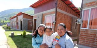 El director provincial del Ministerio de Infraestructura y Transporte (MIT), Nelson Guamán, presentó un informe detallado sobre el avance de los proyectos habitacionales en los cantones Pallatanga, Chunchi y Alausí, así como las metas y programas que el Gobierno ejecutará en los próximos años para ampliar el acceso a vivienda en Chimborazo.