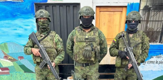 Militares descubren posible túnel en construcción dentro de la cárcel de Riobamba Antes de que la ciudad despierte y mientras el frío de la madrugada aún recorre los patios carcelarios, un contingente militar rodeó de manera silenciosa los centros de rehabilitación social N.º 1 y N.º 3 de Riobamba, este 5 de diciembre. Minutos después, la calma fue interrumpida por el sonido de puertas reforzadas abriéndose al paso firme de militares.