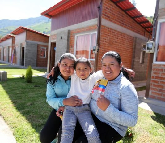 El director provincial del Ministerio de Infraestructura y Transporte (MIT), Nelson Guamán, presentó un informe detallado sobre el avance de los proyectos habitacionales en los cantones Pallatanga, Chunchi y Alausí, así como las metas y programas que el Gobierno ejecutará en los próximos años para ampliar el acceso a vivienda en Chimborazo.