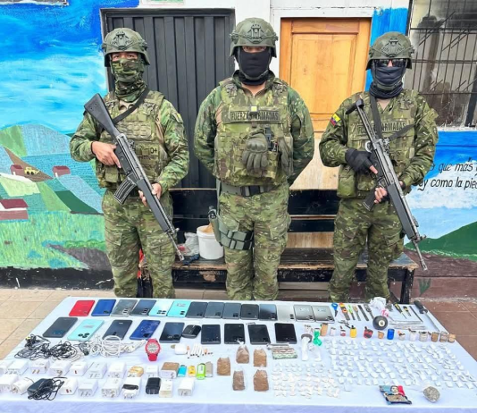 Antes de que la ciudad despierte y mientras el frío de la madrugada aún recorre los patios carcelarios, un contingente militar rodeó de manera silenciosa los centros de rehabilitación social N.º 1 y N.º 3 de Riobamba, este 5 de diciembre. Minutos después, la calma fue interrumpida por el sonido de puertas reforzadas abriéndose al paso firme de militares.