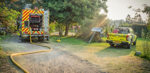 Un incendio forestal registrado en el sector San Clemente, en la zona noreste de Riobamba, generó la movilización del Cuerpo de Bomberos, luego de que las llamas avanzaran por una pendiente con dirección a una vivienda de construcción mixta, considerada vulnerable por su combinación de materiales inflamables. El siniestro activó una alerta comunitaria y obligó a establecer un perímetro de seguridad mientras se desplegaban las labores de control.