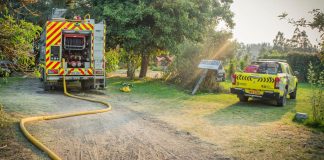 Un incendio forestal registrado en el sector San Clemente, en la zona noreste de Riobamba, generó la movilización del Cuerpo de Bomberos, luego de que las llamas avanzaran por una pendiente con dirección a una vivienda de construcción mixta, considerada vulnerable por su combinación de materiales inflamables. El siniestro activó una alerta comunitaria y obligó a establecer un perímetro de seguridad mientras se desplegaban las labores de control.