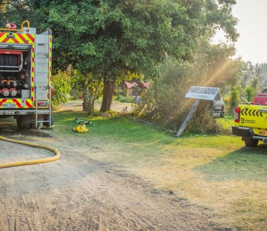 Un incendio forestal registrado en el sector San Clemente, en la zona noreste de Riobamba, generó la movilización del Cuerpo de Bomberos, luego de que las llamas avanzaran por una pendiente con dirección a una vivienda de construcción mixta, considerada vulnerable por su combinación de materiales inflamables. El siniestro activó una alerta comunitaria y obligó a establecer un perímetro de seguridad mientras se desplegaban las labores de control.