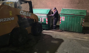 La Dirección de Ambiente e Higiene del GADM Riobamba continúa con el proceso de renovación y reubicación de contenedores de carga lateral en distintos sectores de la ciudad, como parte de un proyecto que busca mejorar la calidad del servicio de recolección y optimizar la imagen urbana, especialmente en la temporada de mayor afluencia turística.