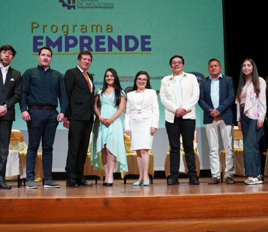 En el Teatro León, este 11 de diciembre se presentó la Gala de Premiación del Programa Emprende 2024–2025, una jornada que reunió a estudiantes riobambeños de bachillerato, representantes institucionales y actores del sector productivo para destacar las ideas innovadoras desarrolladas por jóvenes de riobambeños.