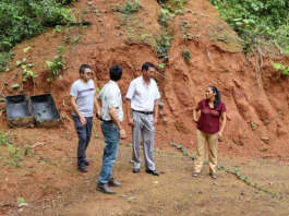 La Prefectura de Bolívar continúa impulsando acciones destinadas a mejorar la infraestructura vial rural y fortalecer el desarrollo productivo de las comunidades. En esta línea, el prefecto Aníbal Coronel Monar, junto a la viceprefecta María Elena Coles y la coordinadora general Vanessa Espinoza, realizó un recorrido técnico por el tramo Pitiambe – Santa Lucía, en el cantón Echeandía, con el fin de constatar el avance de los trabajos de mantenimiento ejecutados en aproximadamente 9 kilómetros de vía.