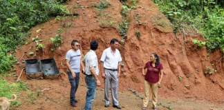 La Prefectura de Bolívar continúa impulsando acciones destinadas a mejorar la infraestructura vial rural y fortalecer el desarrollo productivo de las comunidades. En esta línea, el prefecto Aníbal Coronel Monar, junto a la viceprefecta María Elena Coles y la coordinadora general Vanessa Espinoza, realizó un recorrido técnico por el tramo Pitiambe – Santa Lucía, en el cantón Echeandía, con el fin de constatar el avance de los trabajos de mantenimiento ejecutados en aproximadamente 9 kilómetros de vía.