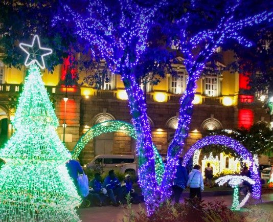 La magia de la Navidad volvió a brillar en el corazón de Riobamba. La noche de este 12 de diciembre, el Parque Sucre fue el escenario del esperado Encendido Navideño 2025, organizado por la Empresa Eléctrica Riobamba S.A. (EERSA), un evento que reunió a familias, artistas y autoridades en una velada cargada de luz, música, cultura y emoción.