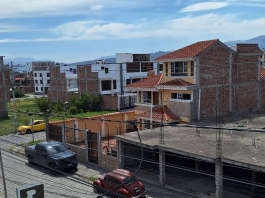 Vecinos de varios sectores aledaños a la Brigada de Caballería Galápagos aseguran que, desde hace varios meses, un olor fuerte, picante y altamente irritante invade de manera intermitente el ambiente, obligándolos a cerrar ventanas, suspender actividades al aire libre y vivir con una preocupación constante por su salud.