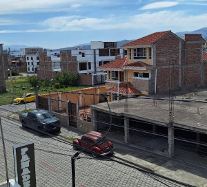 Vecinos de varios sectores aledaños a la Brigada de Caballería Galápagos aseguran que, desde hace varios meses, un olor fuerte, picante y altamente irritante invade de manera intermitente el ambiente, obligándolos a cerrar ventanas, suspender actividades al aire libre y vivir con una preocupación constante por su salud.