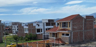 Vecinos de varios sectores aledaños a la Brigada de Caballería Galápagos aseguran que, desde hace varios meses, un olor fuerte, picante y altamente irritante invade de manera intermitente el ambiente, obligándolos a cerrar ventanas, suspender actividades al aire libre y vivir con una preocupación constante por su salud.