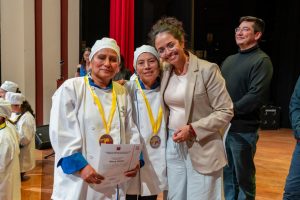 Riobamba vivió una jornada llena de sabor, tradición e identidad cultural con la gran final del primer reality gastronómico de la ciudad, “Con Yapa Mercados”, una iniciativa impulsada por la Alcaldía de la Gente, a través de la Dirección de Servicios Municipales, con el apoyo voluntario de Carolina Robalino de Vinueza.