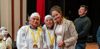 Riobamba vivió una jornada llena de sabor, tradición e identidad cultural con la gran final del primer reality gastronómico de la ciudad, “Con Yapa Mercados”, una iniciativa impulsada por la Alcaldía de la Gente, a través de la Dirección de Servicios Municipales, con el apoyo voluntario de Carolina Robalino de Vinueza.