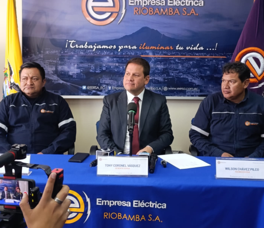 La Empresa Eléctrica Riobamba S.A. (EERSA) presentó este martes 9 de diciembre, los detalles del tradicional Encendido Navideño, que se realizará el viernes 12 de diciembre a las 18h30 en el Parque Sucre, con una puesta en escena que combina arte, tradición y un despliegue técnico que se prepara durante meses.