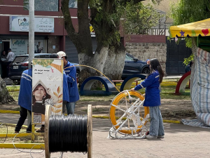 La Empresa Eléctrica Riobamba S.A. trabajó este jueves 11 de diciembre de 2025 en la reposición del cableado LED en el Parque Guayaquil, conocido tradicionalmente como el Parque Infantil. La intervención responde al robo de cables registrado en días anteriores, hecho que dejó sin iluminación varias zonas internas del espacio recreativo, afectando la seguridad y movilidad de los visitantes.