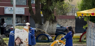 La Empresa Eléctrica Riobamba S.A. trabajó este jueves 11 de diciembre de 2025 en la reposición del cableado LED en el Parque Guayaquil, conocido tradicionalmente como el Parque Infantil. La intervención responde al robo de cables registrado en días anteriores, hecho que dejó sin iluminación varias zonas internas del espacio recreativo, afectando la seguridad y movilidad de los visitantes.