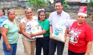 En un esfuerzo conjunto por fortalecer la atención social y mejorar la calidad de vida de los sectores más vulnerables, autoridades provinciales y cantonales realizaron la entrega de kits alimenticios y de aseo a beneficiarios de proyectos sociales en el cantón Las Naves, provincia de Bolívar.