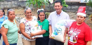 En un esfuerzo conjunto por fortalecer la atención social y mejorar la calidad de vida de los sectores más vulnerables, autoridades provinciales y cantonales realizaron la entrega de kits alimenticios y de aseo a beneficiarios de proyectos sociales en el cantón Las Naves, provincia de Bolívar.