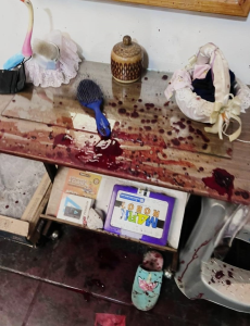 La tarde del 1 de diciembre de 2025, un incidente violento registrado dentro de una vivienda del barrio Los Pinos, en la intersección de las calles Los Arrayanes y Olivos, movilizó a unidades policiales, de emergencia y posteriormente a equipos de criminalística. El caso dejó un hombre fallecido y una mujer herida, y actualmente es investigado por la Fiscalía debido a la complejidad de la escena y la falta de una secuencia clara de los hechos.