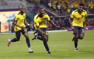 El lateral ecuatoriano Pervis Estupiñan, volvió al once inicial del AC Milan, después de dos encuentros sin minutos, un lapso que había encendido dudas sobre su rol dentro del equipo de Allegri.