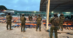 Las cárceles del Ecuador se han convertido en un espejo de la crisis de seguridad que atraviesa el país. En 2025, el sistema penitenciario alcanzó el mayor nivel de hacinamiento registrado en la última década: un 36 %, una cifra que no solo revela el colapso de la infraestructura, sino también el debilitamiento del control estatal frente a las organizaciones criminales que operan dentro y fuera de los centros de privación de libertad.