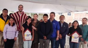 En un acto cargado de emotividad y esperanza, este 18 de diciembre se realizó la entrega oficial de 57 viviendas y títulos de propiedad a familias afectadas por el desastre natural ocurrido el 26 de marzo de 2023 en el cantón Alausí. Esta acción representa un paso significativo en el proceso de reparación y dignificación de las personas damnificadas por el evento que marcó a la localidad.