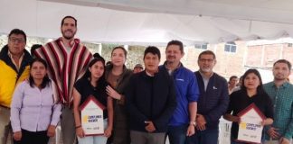 En un acto cargado de emotividad y esperanza, este 18 de diciembre se realizó la entrega oficial de 57 viviendas y títulos de propiedad a familias afectadas por el desastre natural ocurrido el 26 de marzo de 2023 en el cantón Alausí. Esta acción representa un paso significativo en el proceso de reparación y dignificación de las personas damnificadas por el evento que marcó a la localidad.