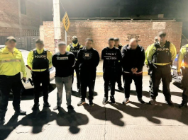 La Fiscalía inició una investigación penal tras el asalto registrado en el sector Pungal–El Quinche, en el cantón Guano, donde una avícola fue atacada de manera violenta. El hecho provocó un cuantioso perjuicio económico y generó la intervención de las autoridades, que activaron los protocolos de investigación correspondientes. Como resultado de las primeras diligencias, se formularon cargos contra cuatro personas, quienes actualmente cumplen prisión preventiva, mientras el proceso continúa en la etapa investigativa.