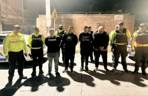 La Fiscalía inició una investigación penal tras el asalto registrado en el sector Pungal–El Quinche, en el cantón Guano, donde una avícola fue atacada de manera violenta. El hecho provocó un cuantioso perjuicio económico y generó la intervención de las autoridades, que activaron los protocolos de investigación correspondientes. Como resultado de las primeras diligencias, se formularon cargos contra cuatro personas, quienes actualmente cumplen prisión preventiva, mientras el proceso continúa en la etapa investigativa.