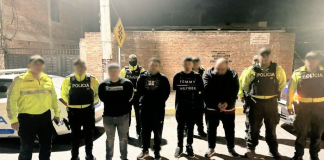 La Fiscalía inició una investigación penal tras el asalto registrado en el sector Pungal–El Quinche, en el cantón Guano, donde una avícola fue atacada de manera violenta. El hecho provocó un cuantioso perjuicio económico y generó la intervención de las autoridades, que activaron los protocolos de investigación correspondientes. Como resultado de las primeras diligencias, se formularon cargos contra cuatro personas, quienes actualmente cumplen prisión preventiva, mientras el proceso continúa en la etapa investigativa.