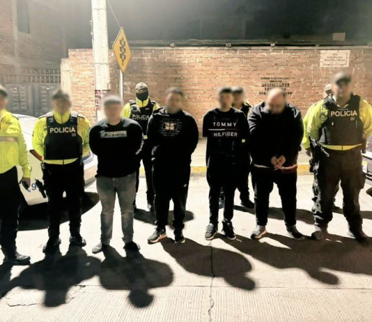 La Fiscalía inició una investigación penal tras el asalto registrado en el sector Pungal–El Quinche, en el cantón Guano, donde una avícola fue atacada de manera violenta. El hecho provocó un cuantioso perjuicio económico y generó la intervención de las autoridades, que activaron los protocolos de investigación correspondientes. Como resultado de las primeras diligencias, se formularon cargos contra cuatro personas, quienes actualmente cumplen prisión preventiva, mientras el proceso continúa en la etapa investigativa.