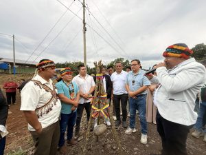 Con el objetivo de fortalecer la conectividad vial y mejorar la calidad de vida de las comunidades rurales, se realizó el acto oficial de inicio de la obra de asfaltado de 6 kilómetros del camino vecinal que une a la comunidad Kumay con la comunidad San José, en la parroquia Simón Bolívar. El proyecto cuenta con una inversión aproximada de 2,8 millones de dólares y beneficiará de manera directa a cientos de ciudadanos del sector.