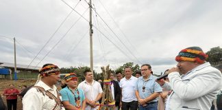 Con el objetivo de fortalecer la conectividad vial y mejorar la calidad de vida de las comunidades rurales, se realizó el acto oficial de inicio de la obra de asfaltado de 6 kilómetros del camino vecinal que une a la comunidad Kumay con la comunidad San José, en la parroquia Simón Bolívar. El proyecto cuenta con una inversión aproximada de 2,8 millones de dólares y beneficiará de manera directa a cientos de ciudadanos del sector.