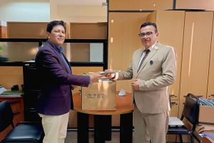 Con el objetivo de fortalecer la formación académica y fomentar el desarrollo profesional de futuros comunicadores, la Unión Nacional de Periodistas del Ecuador (UNP), Núcleo de Chimborazo, realizó la entrega de un lote de 40 libros especializados en comunicación y periodismo a la Carrera de Comunicación de la Universidad Nacional de Chimborazo (UNACH).