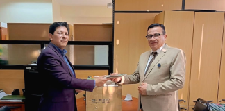 Con el objetivo de fortalecer la formación académica y fomentar el desarrollo profesional de futuros comunicadores, la Unión Nacional de Periodistas del Ecuador (UNP), Núcleo de Chimborazo, realizó la entrega de un lote de 40 libros especializados en comunicación y periodismo a la Carrera de Comunicación de la Universidad Nacional de Chimborazo (UNACH).