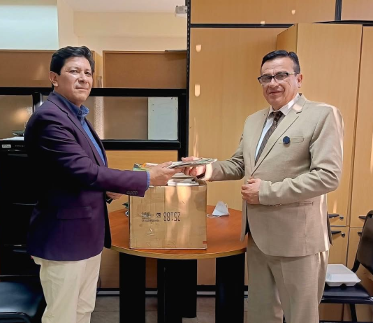 Con el objetivo de fortalecer la formación académica y fomentar el desarrollo profesional de futuros comunicadores, la Unión Nacional de Periodistas del Ecuador (UNP), Núcleo de Chimborazo, realizó la entrega de un lote de 40 libros especializados en comunicación y periodismo a la Carrera de Comunicación de la Universidad Nacional de Chimborazo (UNACH).