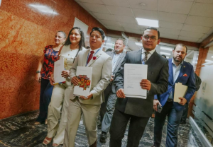 El asambleísta por la provincia de Chimborazo, Kevin Gallardo, presentó ante la Asamblea Nacional dos proyectos de ley que forman parte de su agenda legislativa y que están orientados a atender problemáticas sensibles para el país: la protección integral de niñas, niños y adolescentes y el fortalecimiento de los mecanismos de control y sanción frente a la corrupción en la administración pública.