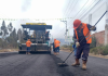 La ampliación de la vía Guano-Riobamba a cuatro carriles registra un avance significativo con el inicio de los trabajos de asfaltado en el tramo 1, una obra estratégica orientada a mejorar la movilidad, la seguridad vial y la conectividad entre ambos cantones.