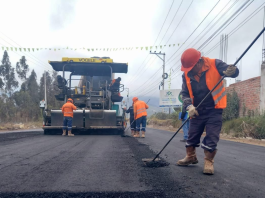 La ampliación de la vía Guano-Riobamba a cuatro carriles registra un avance significativo con el inicio de los trabajos de asfaltado en el tramo 1, una obra estratégica orientada a mejorar la movilidad, la seguridad vial y la conectividad entre ambos cantones.