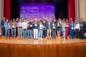 En una noche dedicada a exaltar el talento, la disciplina y el compromiso deportivo, la Federación Deportiva de Chimborazo (FDCH) y destacados atletas de la provincia recibieron un merecido reconocimiento durante la Gala de Premiación Riobamba Vive 2025, evento organizado por el Municipio de Riobamba en el marco del Año del Arte, la Cultura y el Deporte.