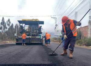 La ampliación de la vía Guano-Riobamba a cuatro carriles registra un avance significativo con el inicio de los trabajos de asfaltado en el tramo 1, una obra estratégica orientada a mejorar la movilidad, la seguridad vial y la conectividad entre ambos cantones.