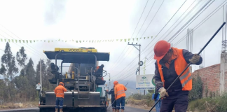 La ampliación de la vía Guano-Riobamba a cuatro carriles registra un avance significativo con el inicio de los trabajos de asfaltado en el tramo 1, una obra estratégica orientada a mejorar la movilidad, la seguridad vial y la conectividad entre ambos cantones.