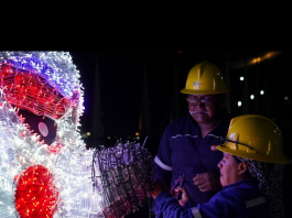 La Empresa Eléctrica de Riobamba S.A. (EERSSA) inició el pasado 1 de diciembre los trabajos de colocación de luces y adornos que transformarán al parque Sucre en uno de los principales puntos de atractivo durante la temporada navideña en la ciudad.