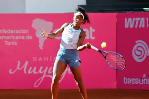 La rama deportiva de los Reasco volvió a reunirse en una cancha. La protagonista fue Mell, la menor de la familia, con una victoria en su debut en el WTA 125 de Quito – Copa Banco Guayaquil. La zurda, actualmente ubicada en el puesto 575 del ranking WTA, salió a la cancha con un partido cuesta arriba ante la ucraniana Valeriya Strakhova.