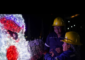 La Empresa Eléctrica de Riobamba S.A. (EERSSA) inició el pasado 1 de diciembre los trabajos de colocación de luces y adornos que transformarán al parque Sucre en uno de los principales puntos de atractivo durante la temporada navideña en la ciudad.