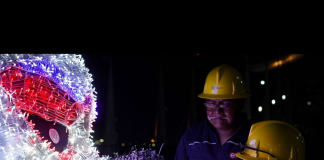 La Empresa Eléctrica de Riobamba S.A. (EERSSA) inició el pasado 1 de diciembre los trabajos de colocación de luces y adornos que transformarán al parque Sucre en uno de los principales puntos de atractivo durante la temporada navideña en la ciudad.