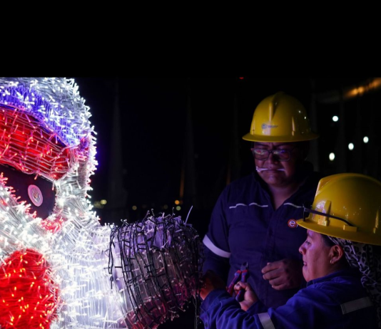 La Empresa Eléctrica de Riobamba S.A. (EERSSA) inició el pasado 1 de diciembre los trabajos de colocación de luces y adornos que transformarán al parque Sucre en uno de los principales puntos de atractivo durante la temporada navideña en la ciudad.