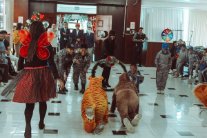 En el marco de las celebraciones navideñas y como parte de su compromiso permanente con la sociedad, la Universidad Indoamérica Sede Latacunga; llevó a cabo este día un significativo agasajo navideño dirigido a los niños de la Fundación JUSEDI, en una jornada marcada por la alegría, la música y los valores propios de la Navidad.