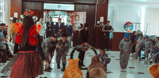 En el marco de las celebraciones navideñas y como parte de su compromiso permanente con la sociedad, la Universidad Indoamérica Sede Latacunga; llevó a cabo este día un significativo agasajo navideño dirigido a los niños de la Fundación JUSEDI, en una jornada marcada por la alegría, la música y los valores propios de la Navidad.